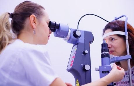 AI performs better than junior doctors but not specialists to diagnose eye conditions
