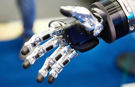 Robotic hand learns to manipulate objects like a human with the help of artificial intelligence