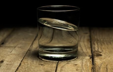 Giftstoffe und Mikroplastik im Trinkwasser: Wissenschaftler entwickeln effektiven und günstigen Wasserfilter